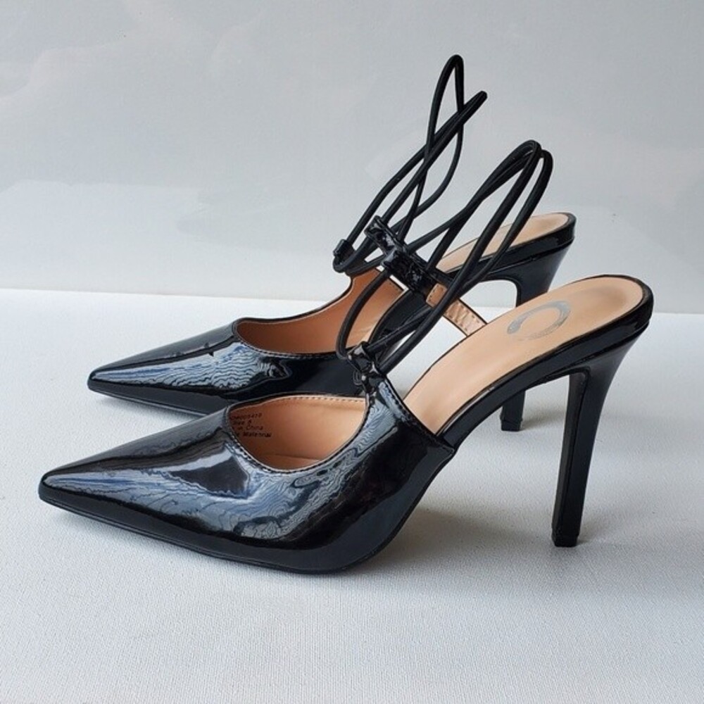 Journee Collections Gracelle Womens size 8 Black Shiny Faux Leather Pumps NWOB
